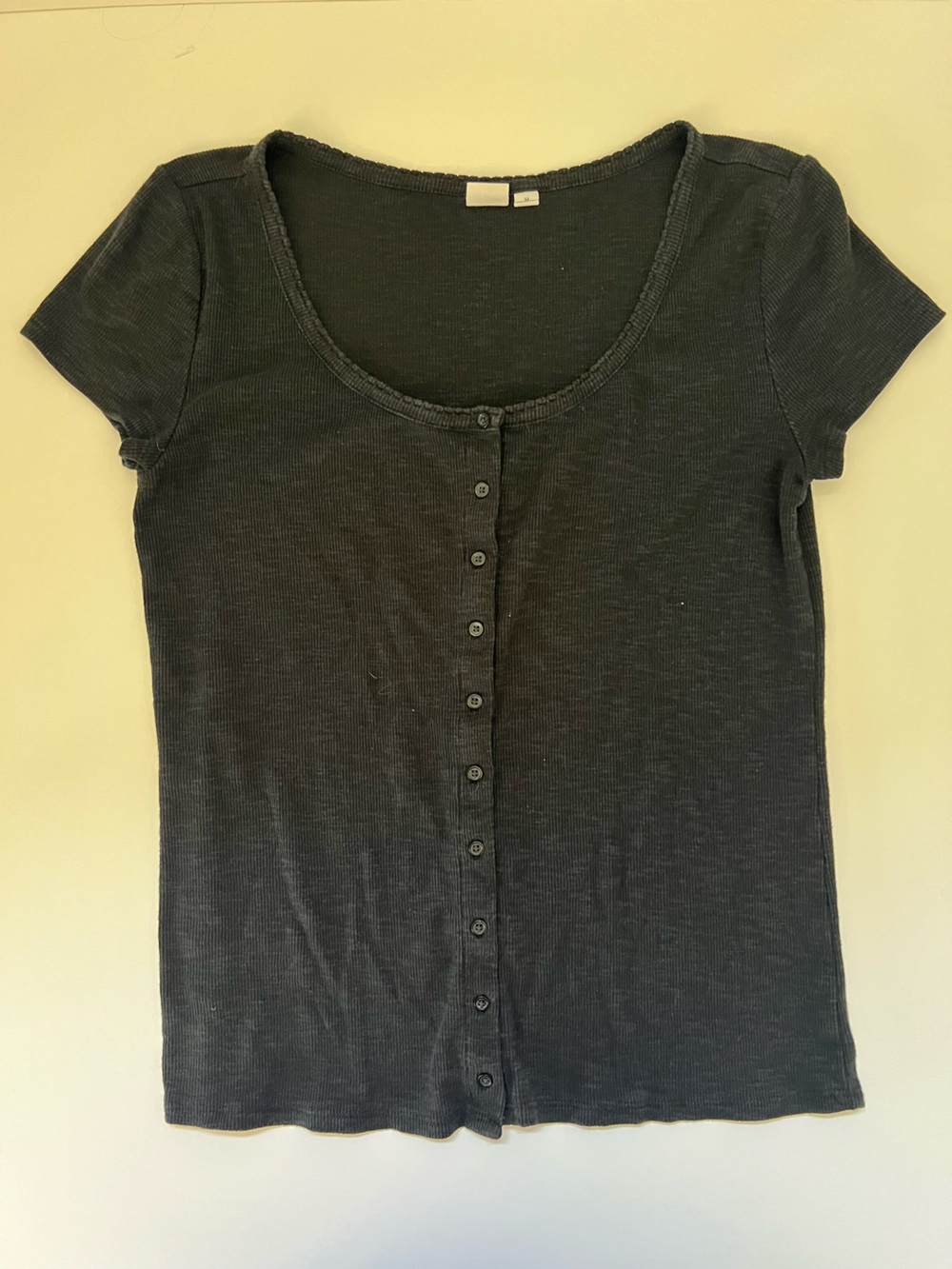 GAP Black Short Sleeve Button-Front Scoop Neck Tee Shirt Top Sz M Minimalist